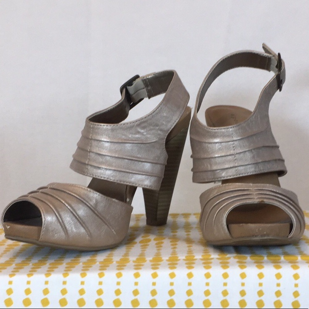 🔥 Apostrophe Peep Toe Sandal, size 8.5